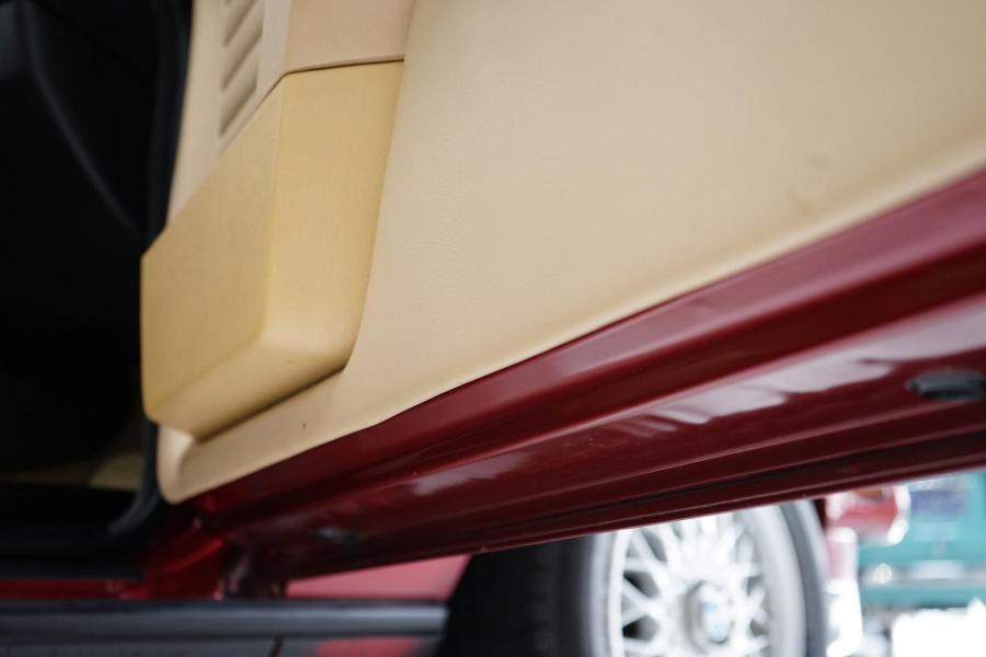Детали интерьера BMW 325i Convertible (Calypso Red) 1990 года  (фото 120 из 190)
